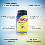 Personne prenant Energize le matin avec un verre d'eau.