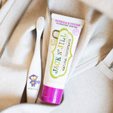 Enfant se brossant les dents avec Jack N' Jill, brossage doux et amusant.