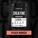 Mélange rapide de Jacked Factory Creatine Monohydrate dans une boisson