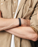 Le bracelet Jecanori au poignet, style polyvalent.