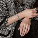 JEROOT Cadeau bracelet magnétique pour femme et homme, élégant et pratique.