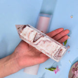 JIC Gem bâton quartz coloré, détail clair, parfait pour relaxation et concentration.