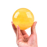 Boule fluorite jaune JIC Gem sur socle bois, décorative et adaptée à la méditation.
