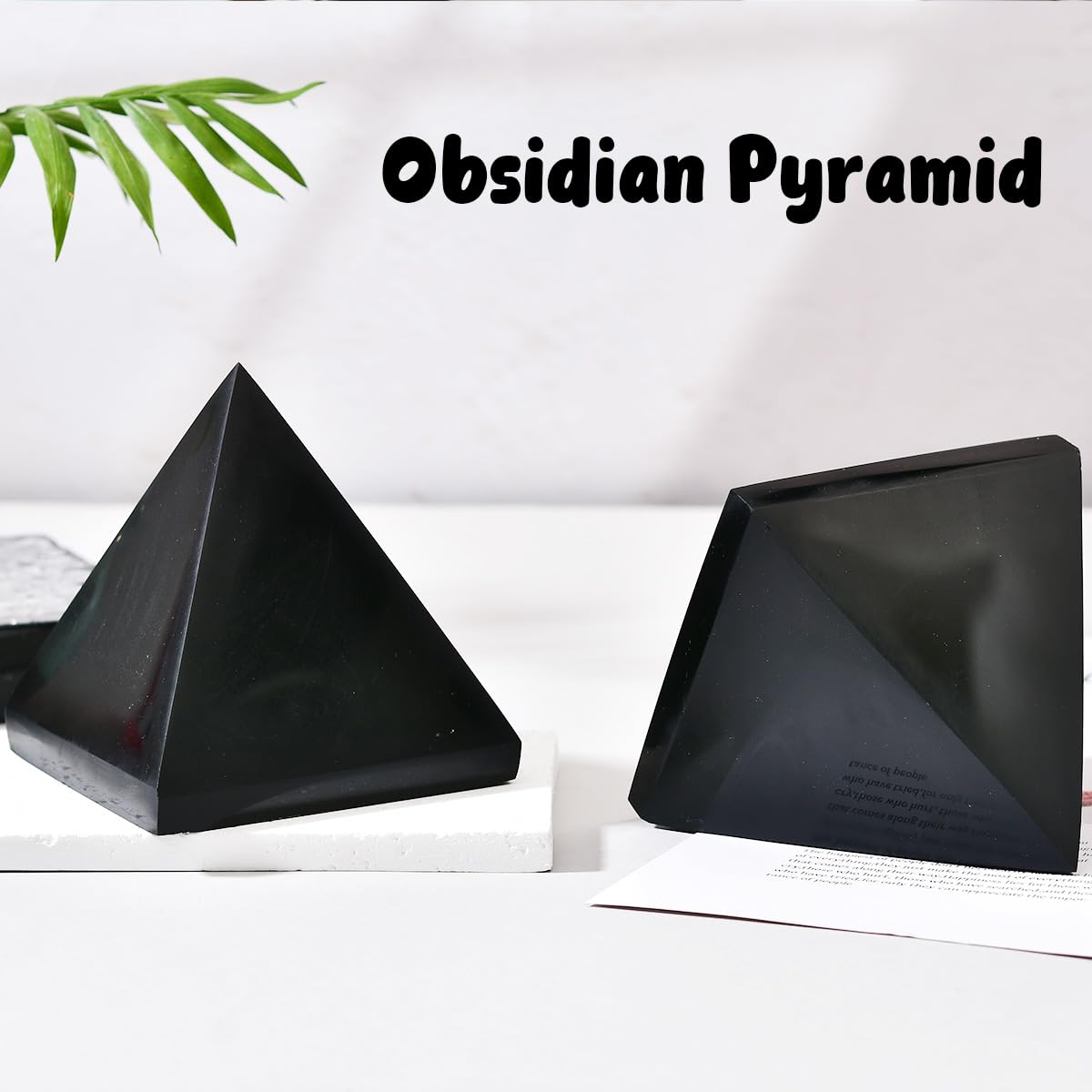 Ambiance sereine sur le bureau grâce à la pyramide obsidienne noire JIC Gem.