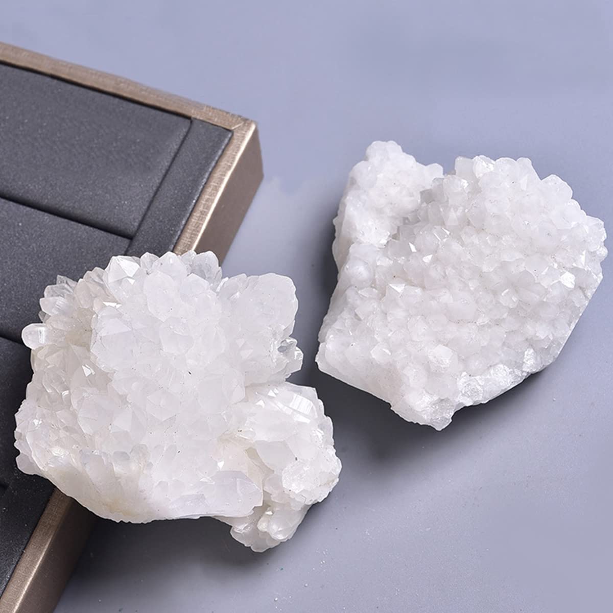JIC Gem géode quartz clair sur étagère, ambiance naturelle.