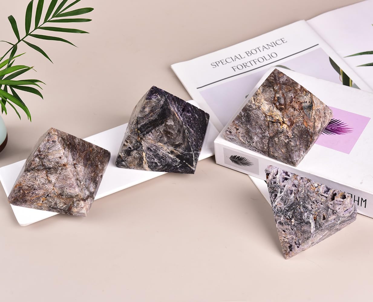 Pyramide-déco bureau avec géode sphalérite violette JIC Gem