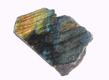 JIC Gem Labradorite face polie et côté rugueux, contraste élégant.