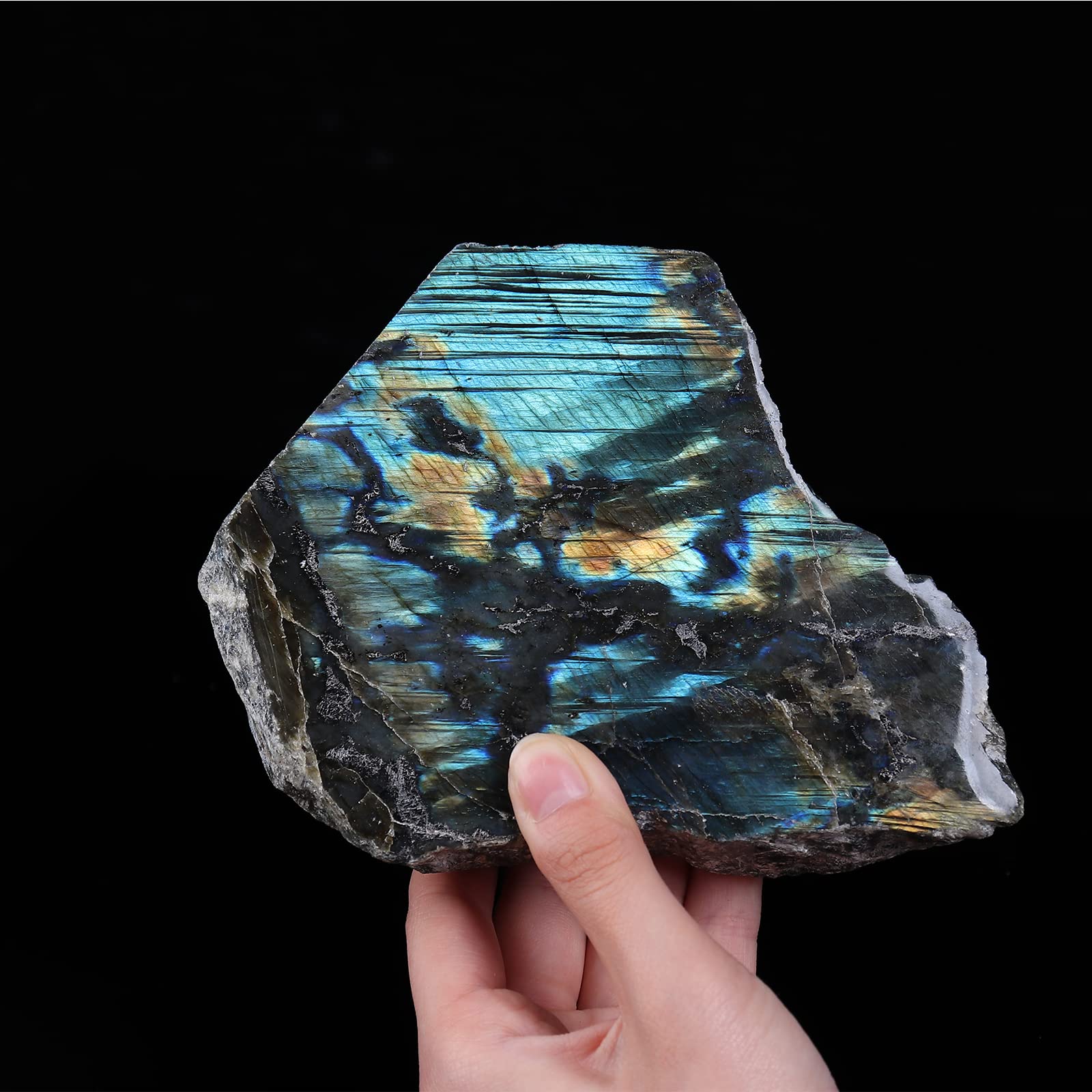 JIC Gem Labradorite avec reflets bleu-vert, favorisant calme et concentration.