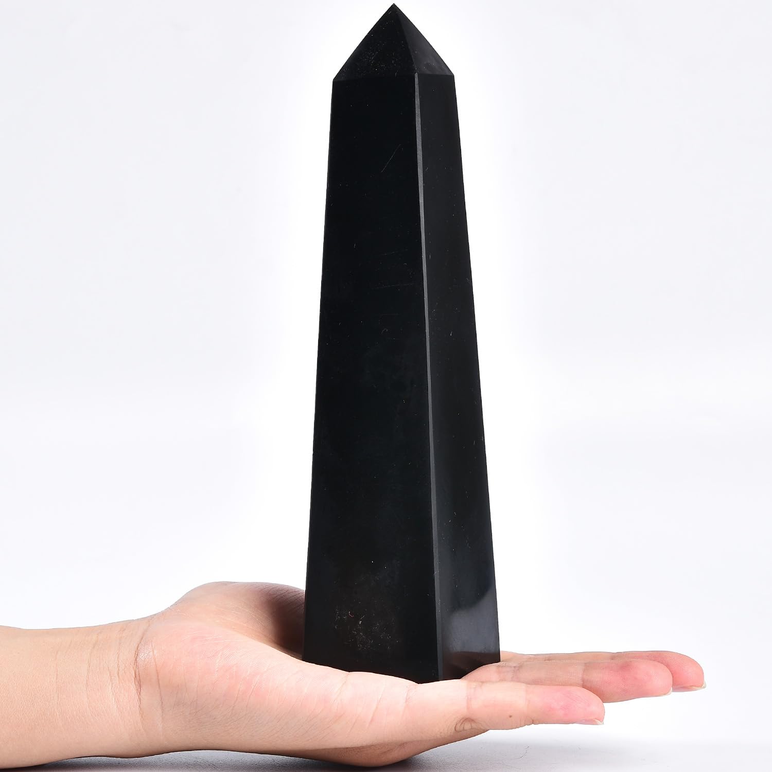 JIC Gem obélisque obsidienne noire, ambiance lumineuse et détail de surface