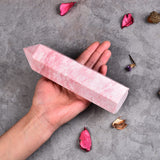 JIC Gem Obélisque opale poudre rose, décor élégant et naturel.