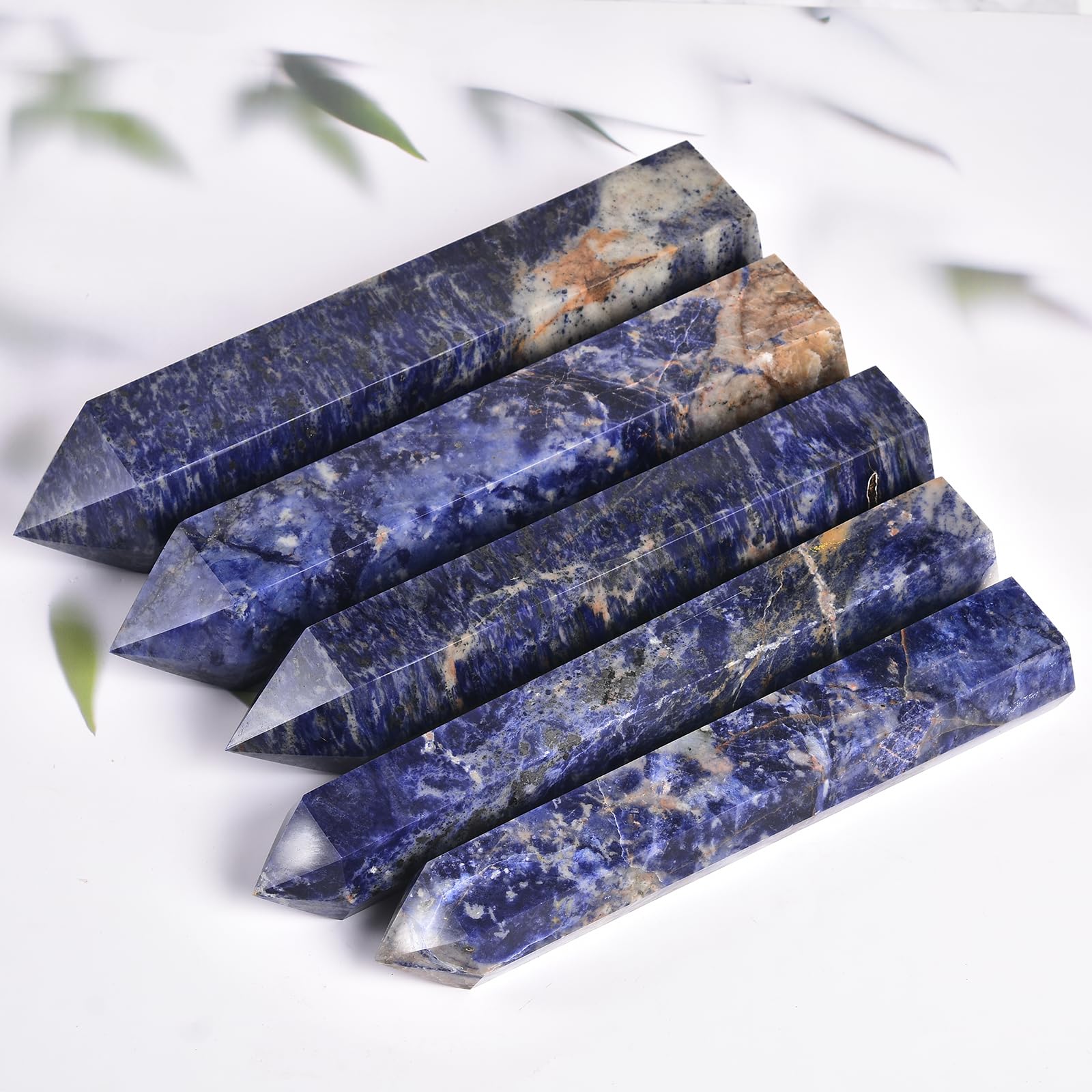 Obélisque polie sodalite bleue JIC Gem sur meuble décoratif