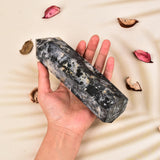 JIC Gem Obélisque tourmaline noir et quartz blanc, design élégant pour espace zen.