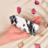 JIC Gem Obélisque Zebra Jasper, canalise l’énergie dans une pièce.