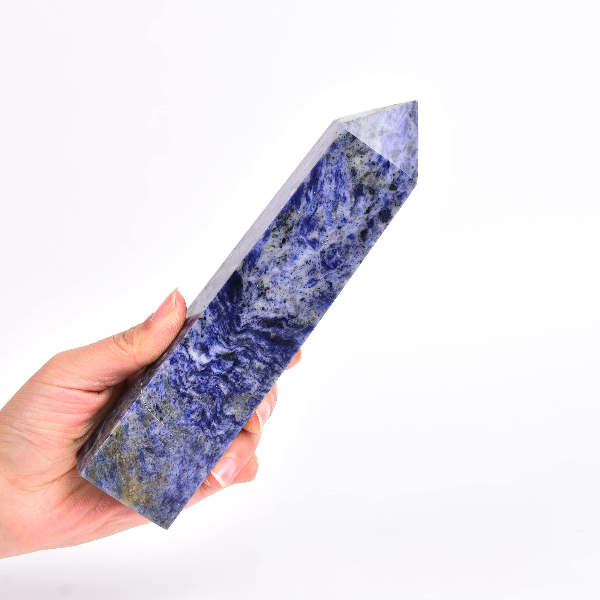 Pointe obélisque sodalite bleue de JIC Gem en contexte atelier inspirant.