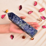 Pointe obélisque sodalite bleue de JIC Gem prête pour pratique de méditation avancée.