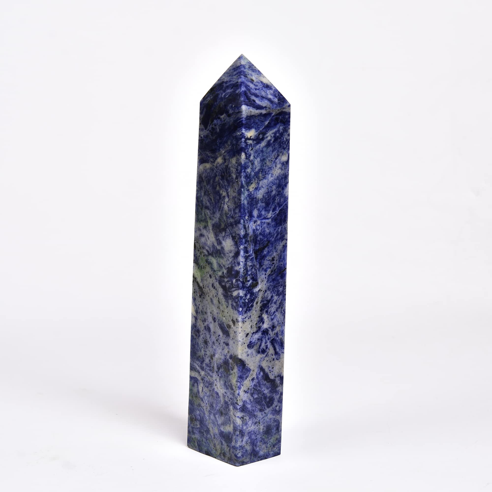 Pointe obélisque sodalite bleue de JIC Gem comme pièce décorative lumineuse.