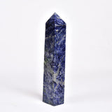 Pointe obélisque sodalite bleue de JIC Gem comme pièce décorative lumineuse.