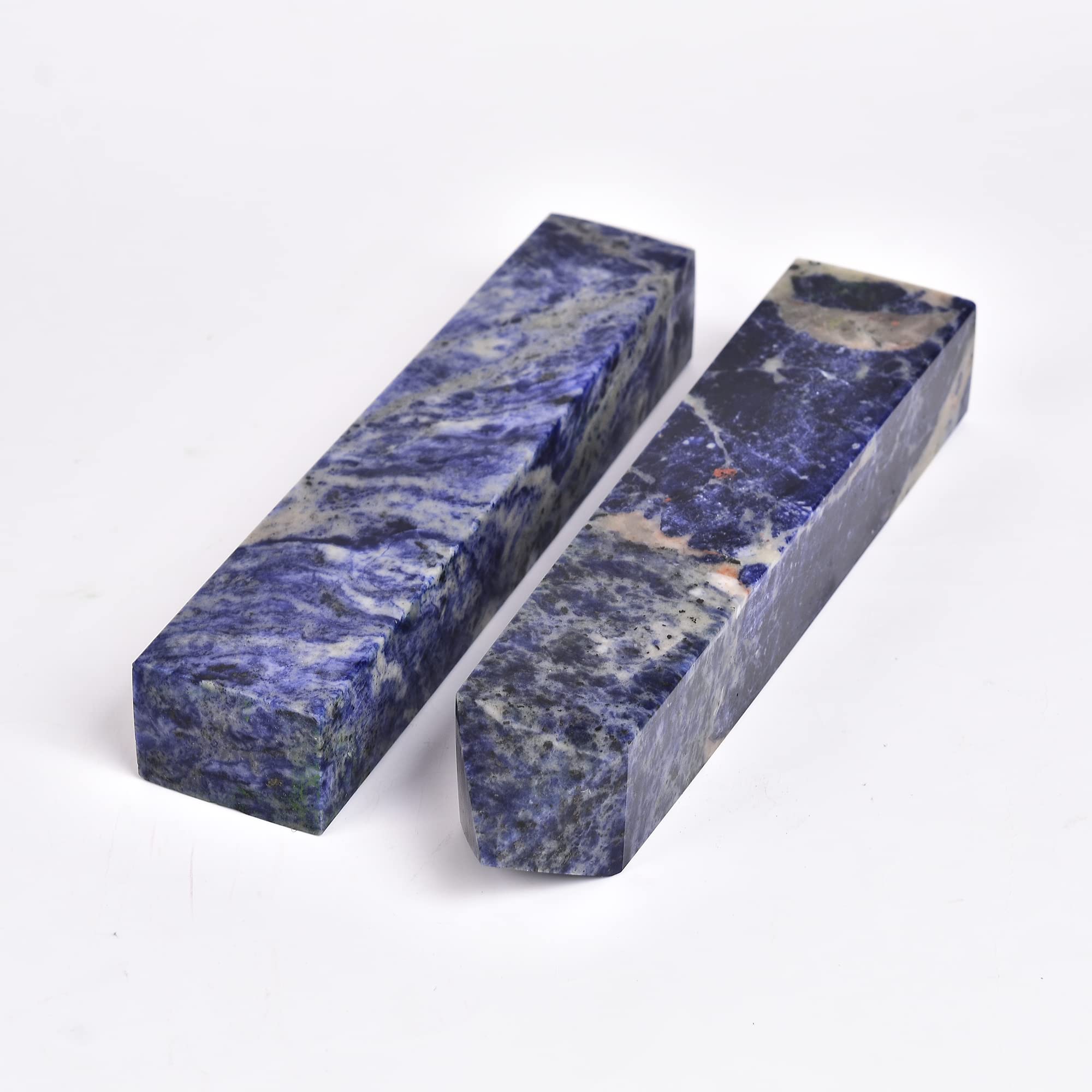 Pointe obélisque sodalite bleue de JIC Gem, pièce naturelle avec veines bleues.
