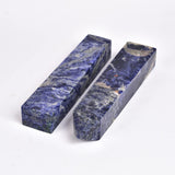 Pointe obélisque sodalite bleue de JIC Gem, pièce naturelle avec veines bleues.