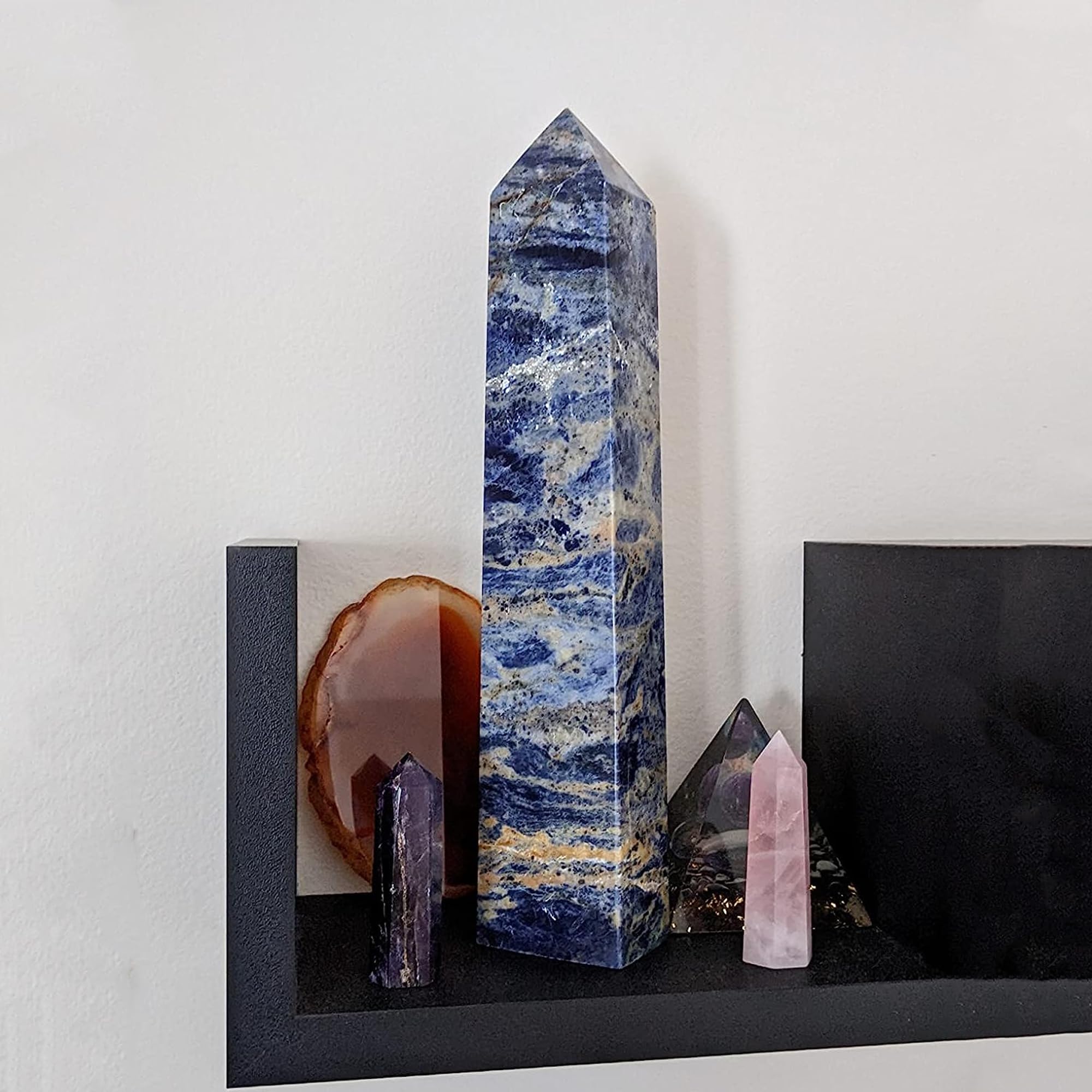 Pointe obélisque sodalite bleue de JIC Gem, soutien pour visualisation méditative.