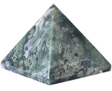 Pyramide JIC Gem en agate mousse sur bureau pour concentration et ambiance calme.