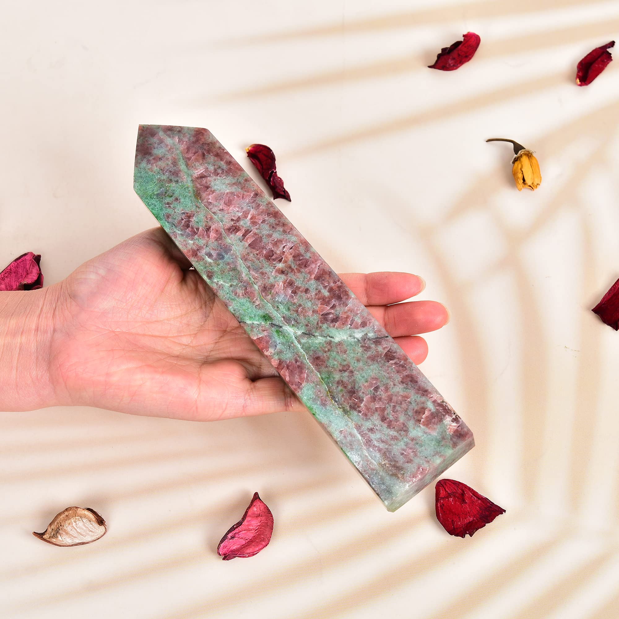 JIC Gem quartz fraise rouge et vert obelisque, décor naturel idéal pour votre espace spirituel.