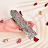JIC Gem quartz fraise rouge et vert obelisque, décor naturel idéal pour votre espace spirituel.