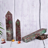 JIC Gem quartz fraise rouge et vert obelisque: accompagne les séances de reiki et de respiration guidée.