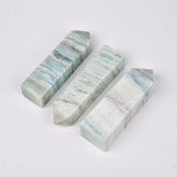 Obélisque quartz bleu JIC Gem sur bureau, ambiance calme et concentration