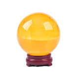 Boule fluorite jaune JIC Gem 90-100 mm sur socle bois, idéale pour exposition.