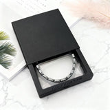Détail matière du bracelet Jingming keji, texture naturelle et sensation solide.