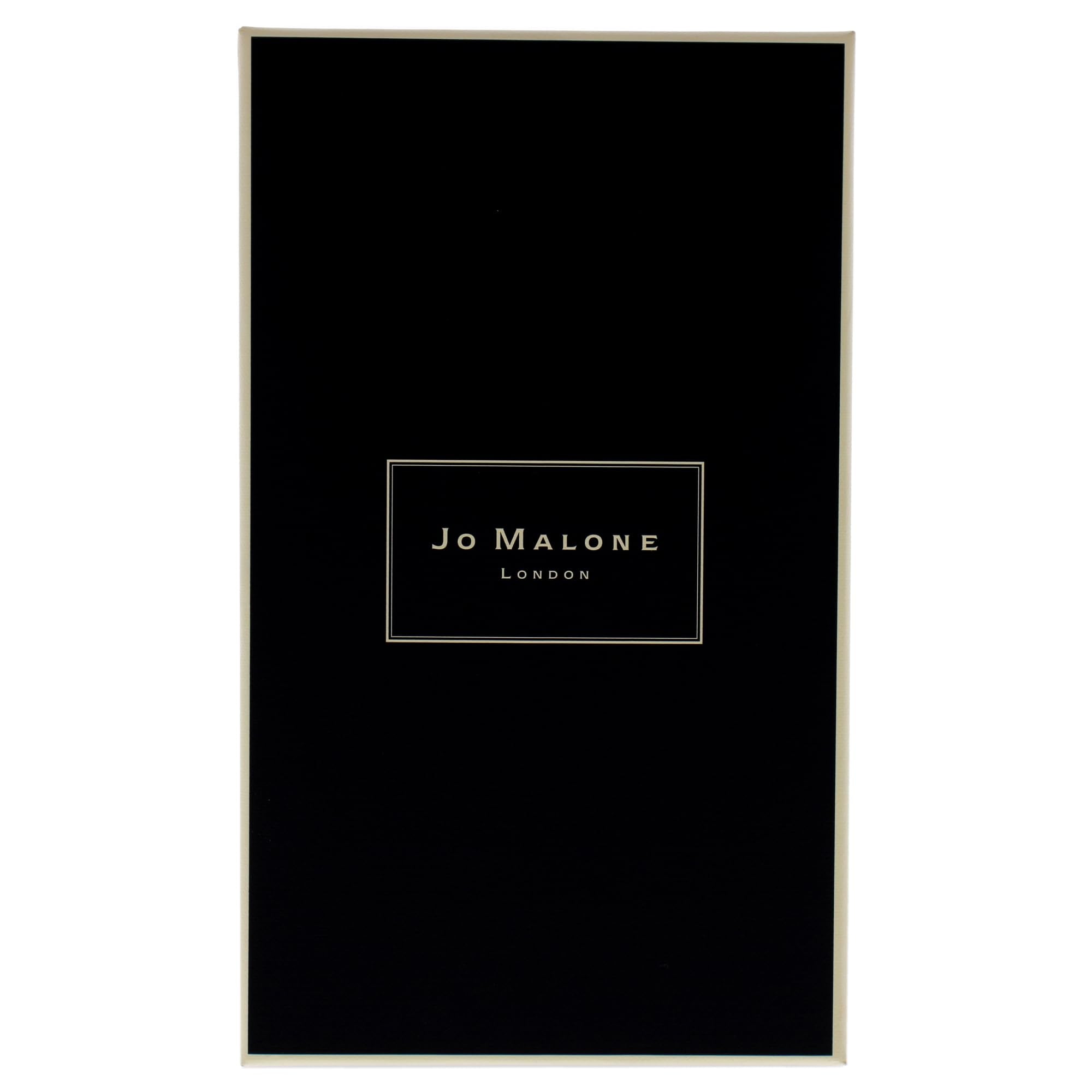 Mèche allumée Jo Malone Lime Basil Mandarine crée une ambiance chaleureuse.