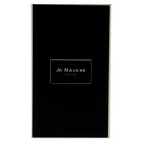 Mèche allumée Jo Malone Lime Basil Mandarine crée une ambiance chaleureuse.