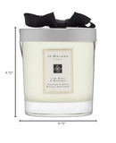 Récipient en verre clair Jo Malone, mise en valeur du parfum.