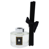 Diffuseur Jo Malone Poire Anglaise Freesia — tiges en bois diffusant une senteur sophistiquée.