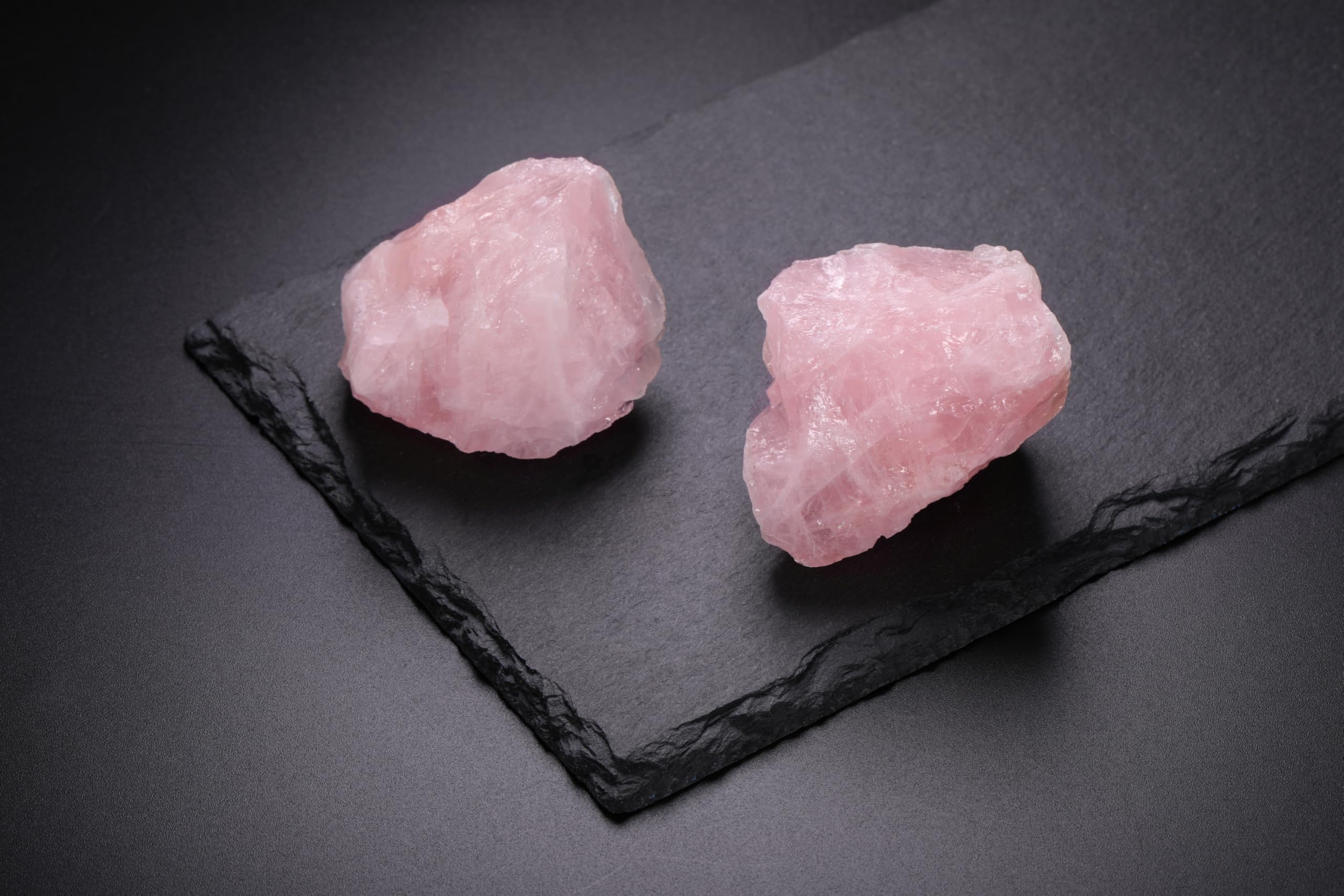 Quartz rose brut irrégulier Jovivi, parfait pour polissage et fabrication de bijoux.