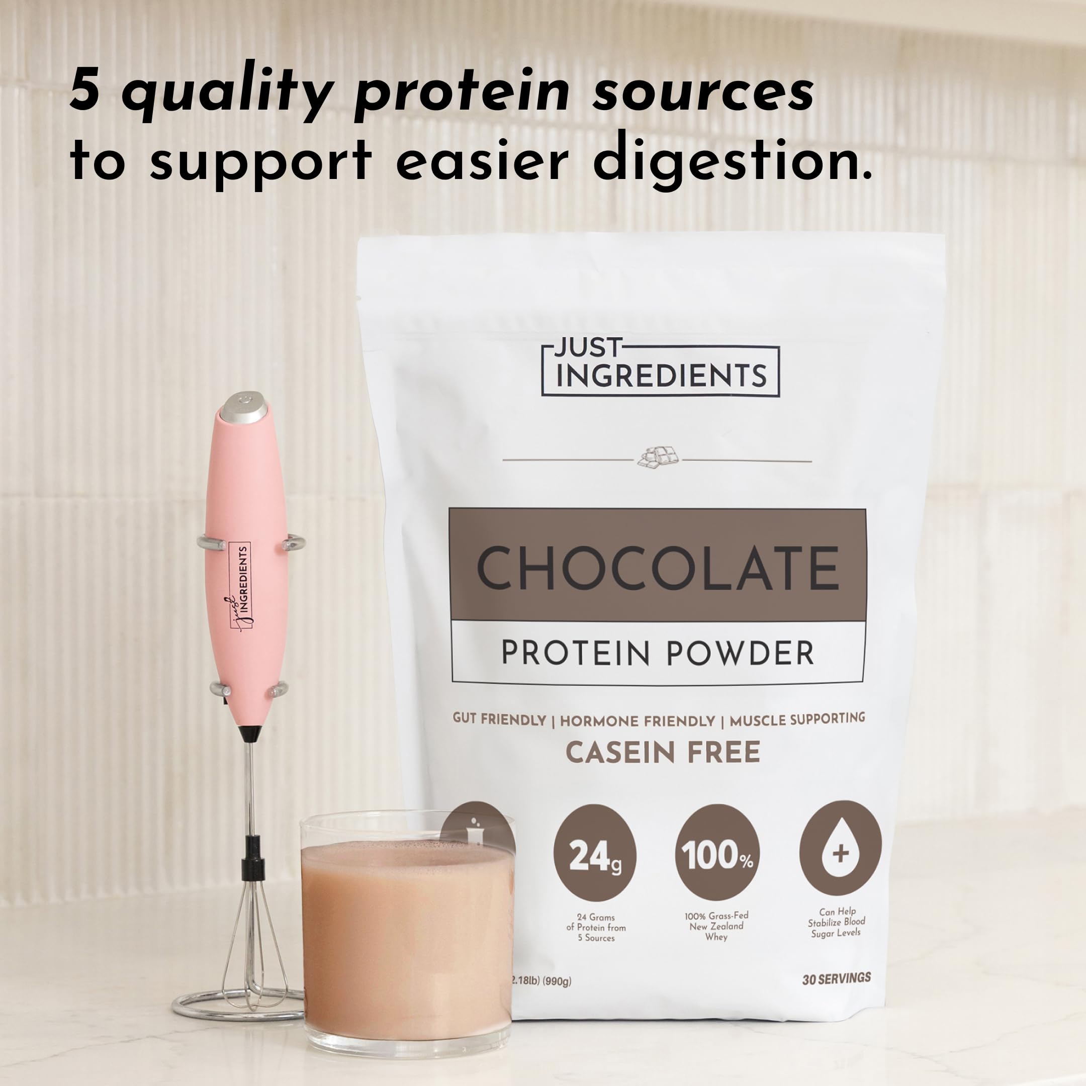 Poudre protéine chocolat JUST INGREDIENTS, texture idéale dans un verre.