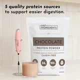Poudre protéine chocolat JUST INGREDIENTS, texture idéale dans un verre.