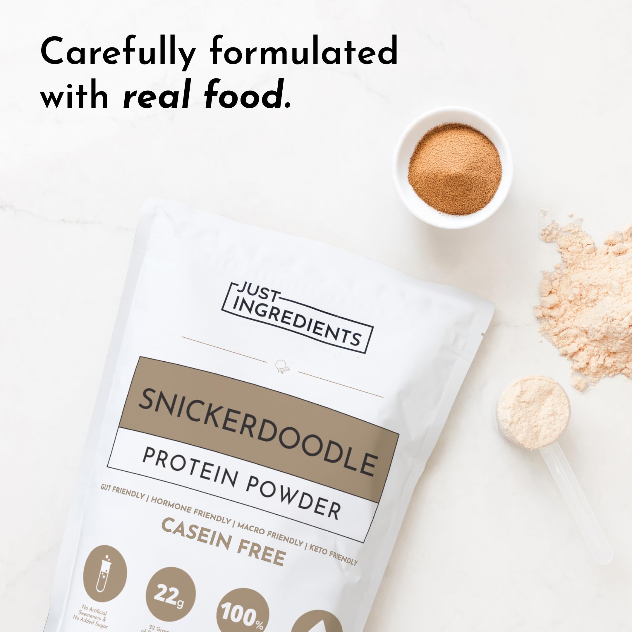 Cuillère près du sachet Just Ingredients Snickerdoodle, mesure facile et précise.