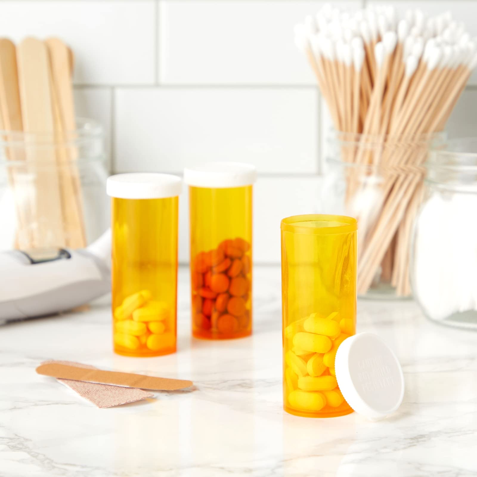 Juvale solution portable idéale pour médicaments et compléments lors de déplacements.