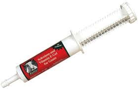 Tube Kaeco sélénium vitamine E pour chèvres, emballage compact et pratique.