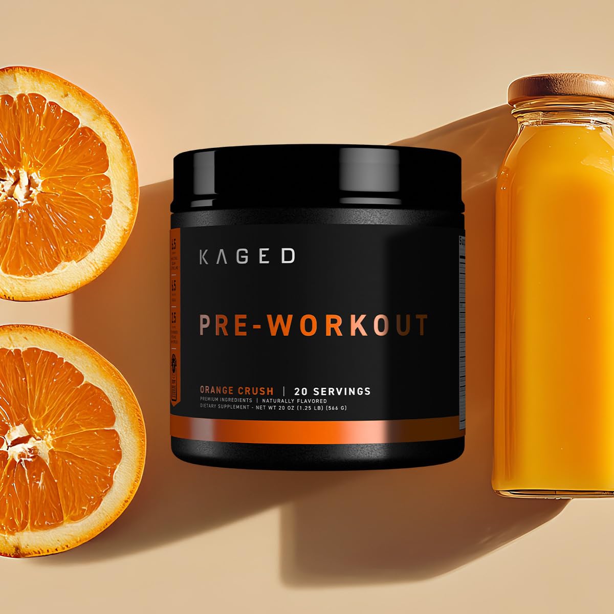 Verre d’eau prêt à être mélangé avec Kaged Orange Crush pour l’hydratation.