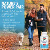Poudre KAL dolomite ajoutée à une boisson pour un apport minéral quotidien.