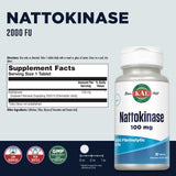KAL Nattokinase 100 mg – prise avec eau pour ingestion aisée.