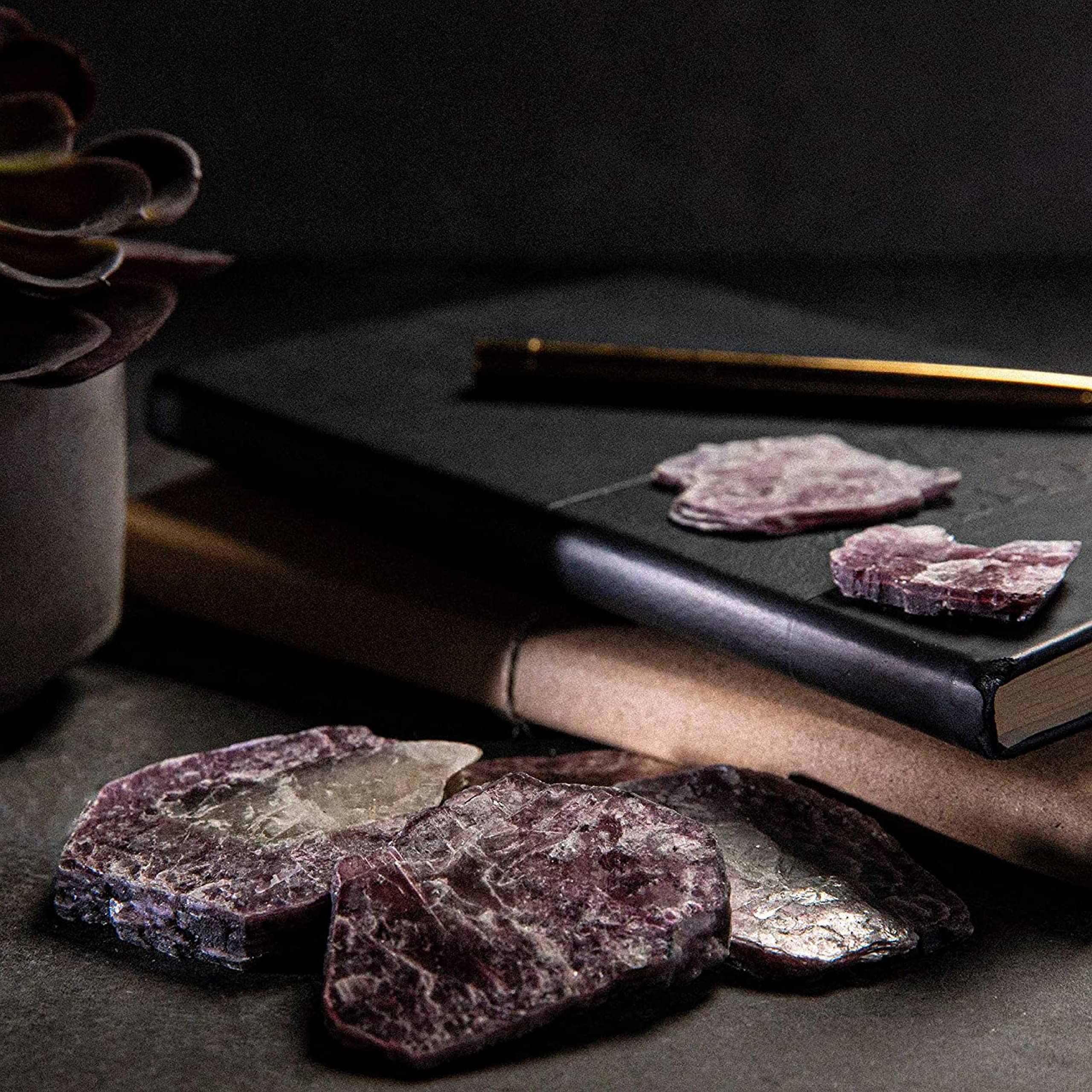 Lepidolite Kalifano: pièces scintillantes, aide à la détente avant le sommeil.