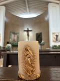 Bougie Kanica finition or et blanc, décor élégant pour cérémonie religieuse.