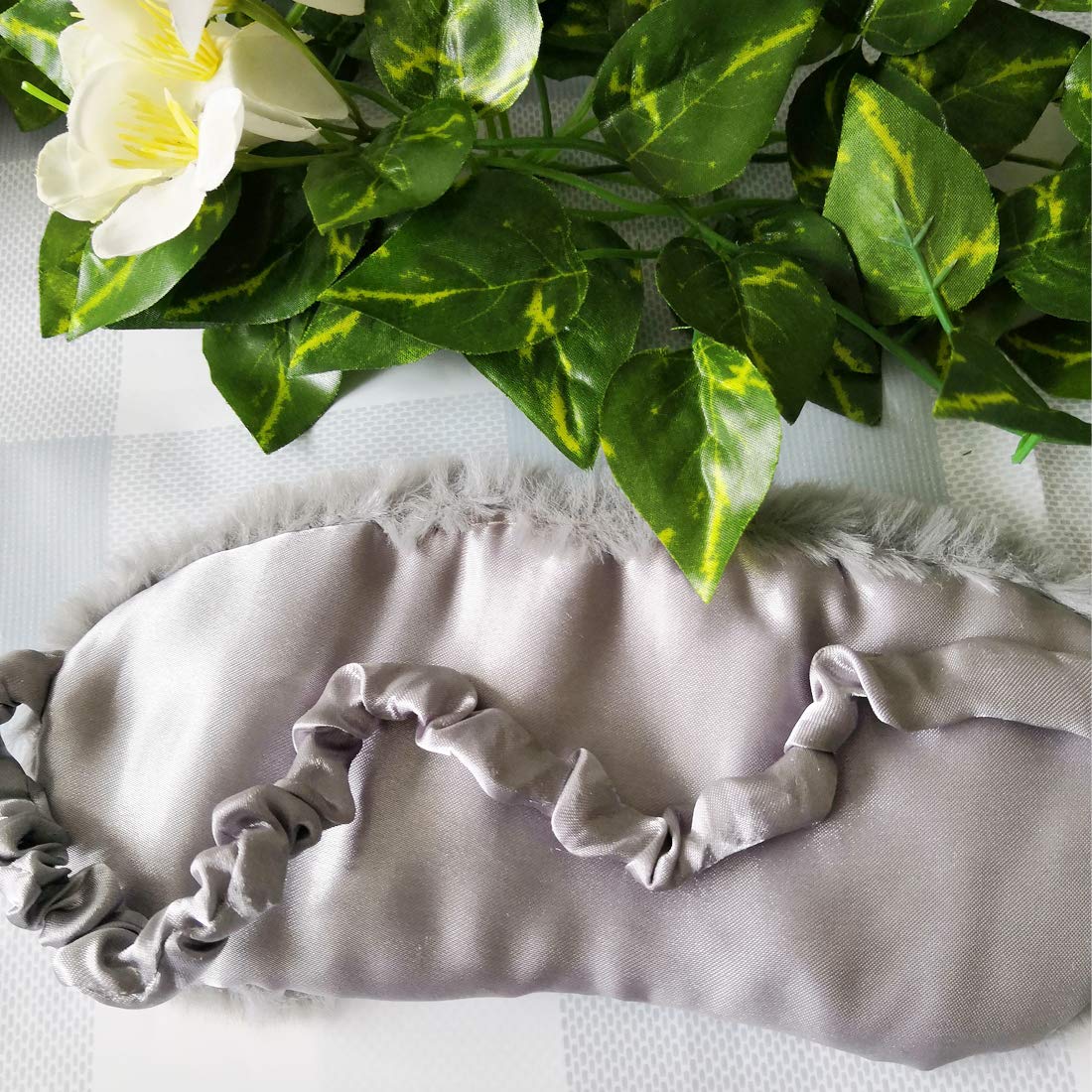 Masque KANOA peluche gris: texture douce et ajustement sûr pour le repos.