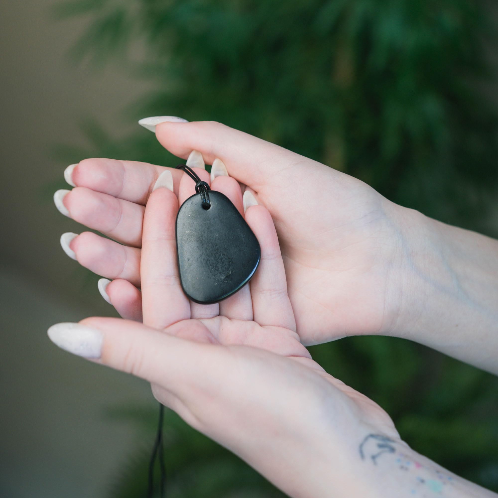 Karelian Heritage collier shungite couleur noir profond, protection énergétique potentielle au quotidien.