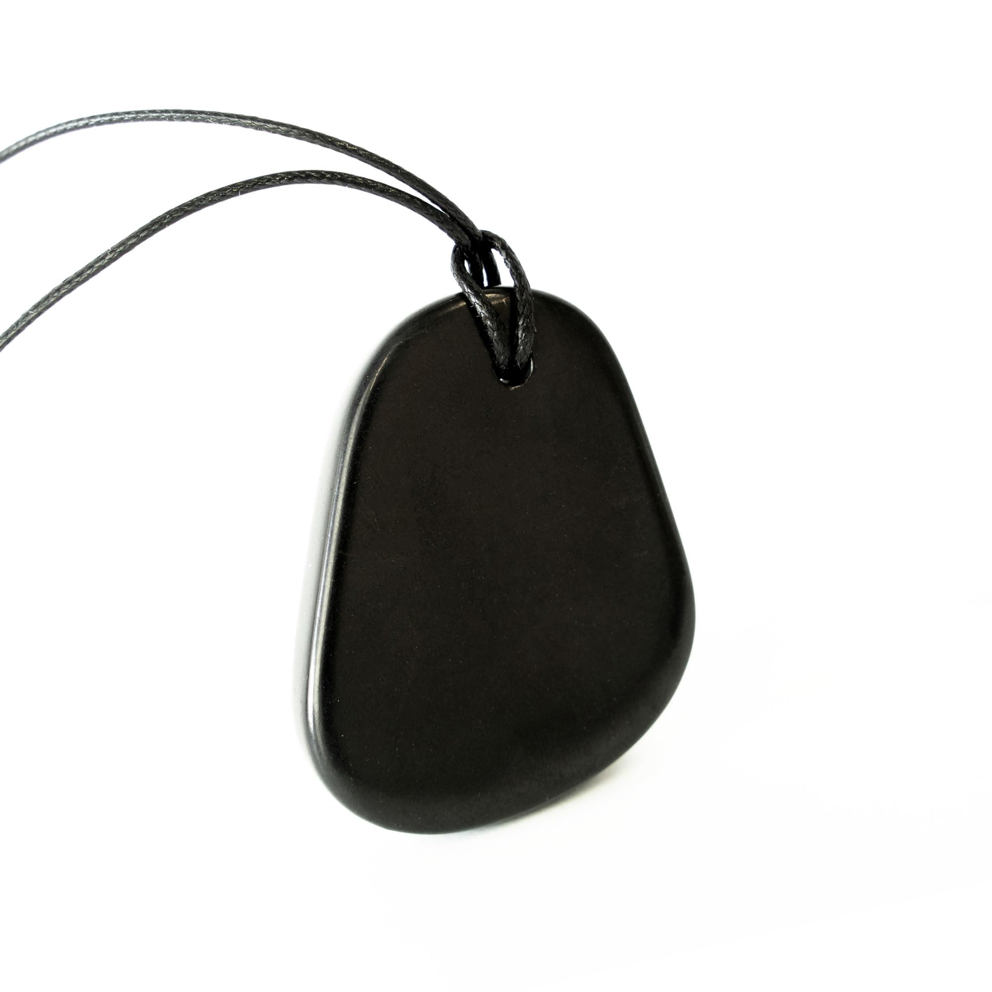 Karelian Heritage pendent shungite sans forme posé sur la peau pour un centrage doux.
