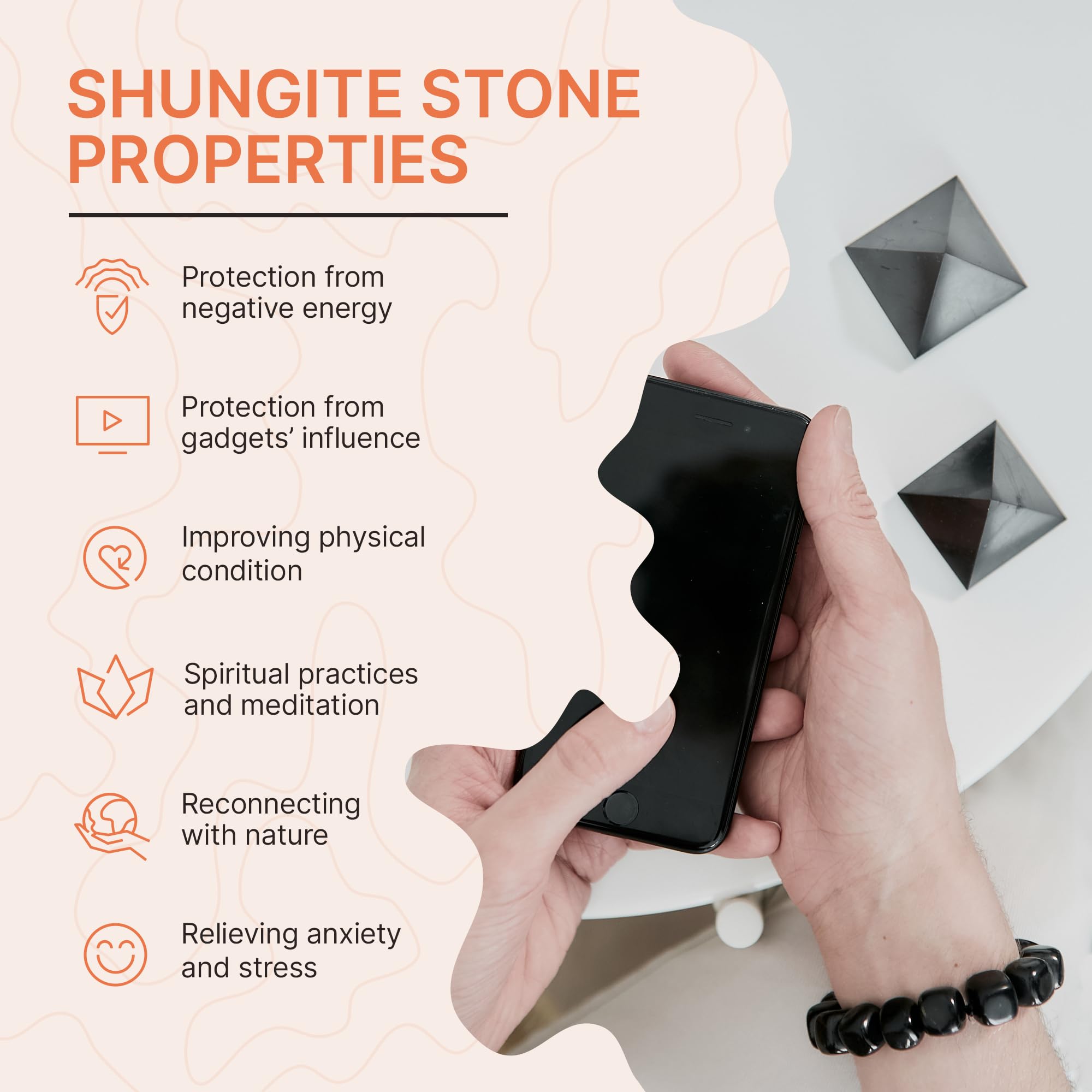 Pyramide shungite sur bureau pour ambiance calme Karelian Heritage